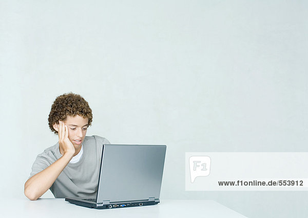 Teenager Junge mit Laptop