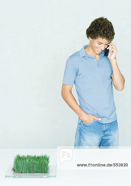 Teenager-Junge stehend  mit Handy