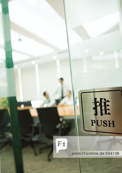 Push-Schild an der Tür in Englisch und Chinesisch