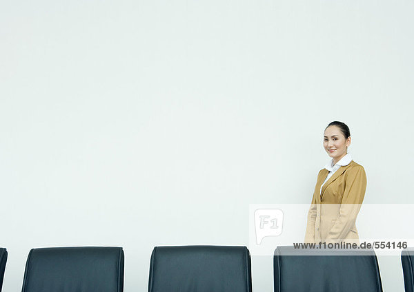 Geschäftsfrau stehend im Konferenzraum