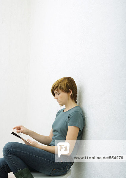 Junge Frau liest Buch  weißer Hintergrund