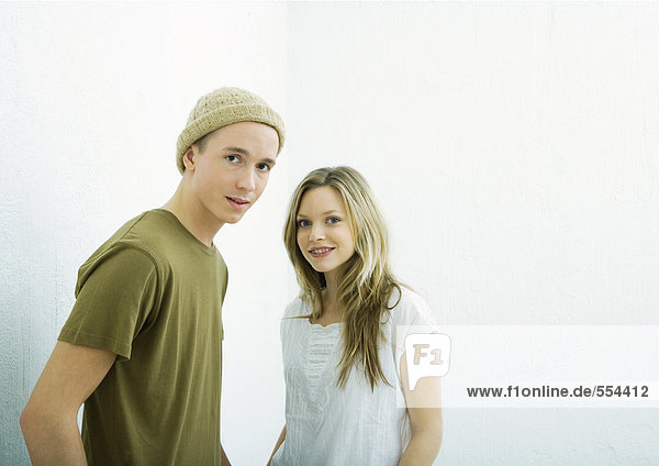 Junges Paar mit Blick auf Kamera  Portrait  weißer Hintergrund