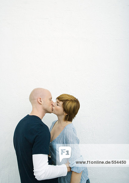 Junges Paar beim Küssen  Seitenansicht