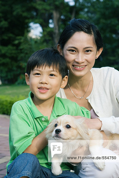 Junge mit Mutter und Hund  Portrait