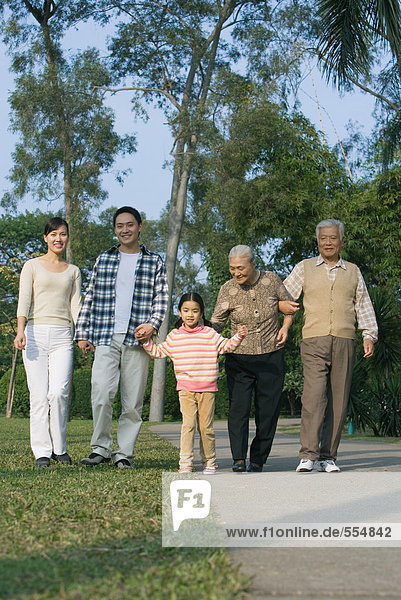 Drei Generationen Familienwandern im Park