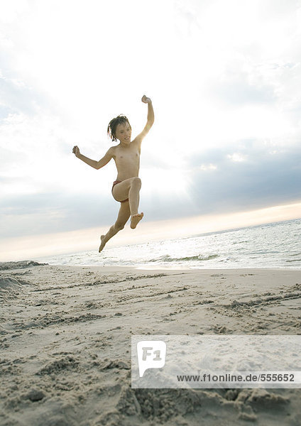 Kinder springen am Strand
