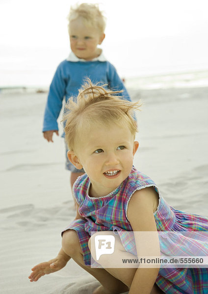 Zwei Kleinkinder am Strand