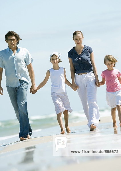 Familienwandern Hand in Hand am Strand
