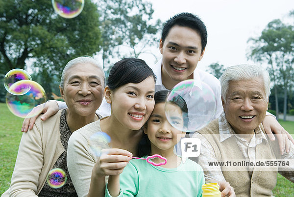 Drei Generationen Familie im Park Blasen blasen  Portrait