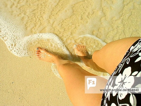 Frau mit blauen Zehennägel am Strand