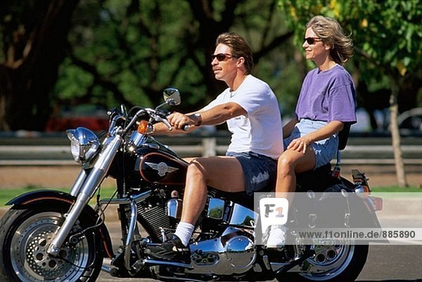 Paar auf Harley-Davidson