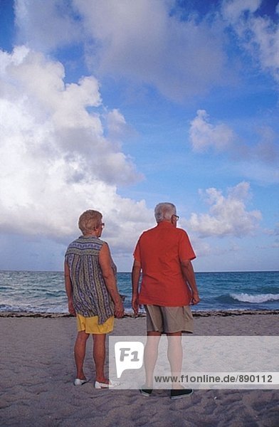 älteres Paar in der Nähe von Surf am Atlantischen Küste. South Beach  Miami Beach. Florida. USA