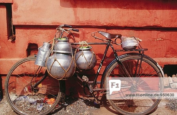 Milch Schiffe auf einem Fahrrad in der Stadt Puri  Orissa  Indien.