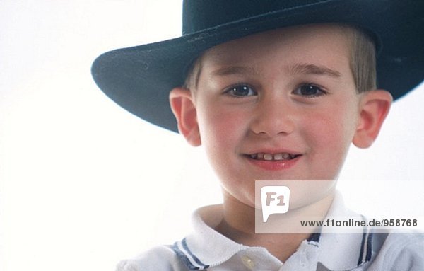 Boy tragen von großen schwarzen Cowboy-Hut