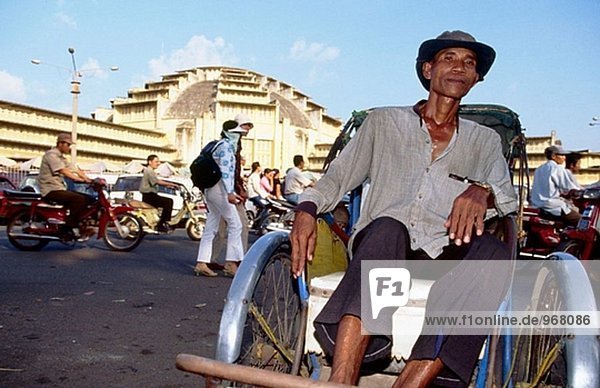 Drei Rädern Pedal angetriebene Transport an Phsar Themy (Zentralmarkt). Phnom Penh. Camboya