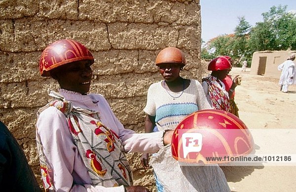 Jährliche Hirse Bier-Festival in Tourou Dorf: Frauen tragen einen Helm des halben Kalebasse gemacht. North Provinz Kamerun