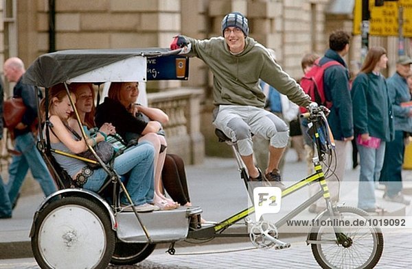Dreirad Taxi. Royal Mile. Edinburgh. Schottland. UK.