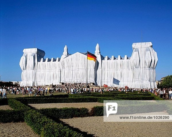 Deutschland  Berlin  Reichstagsgebäude  Reichstag Verpackung 1995 Verhüllung des Reichstags  von Christo und Jeanne-Claude