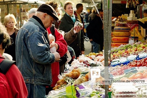 Kunden Kommissionierung Früchte bei öffentlichen Markt. Amsterdam. Holland