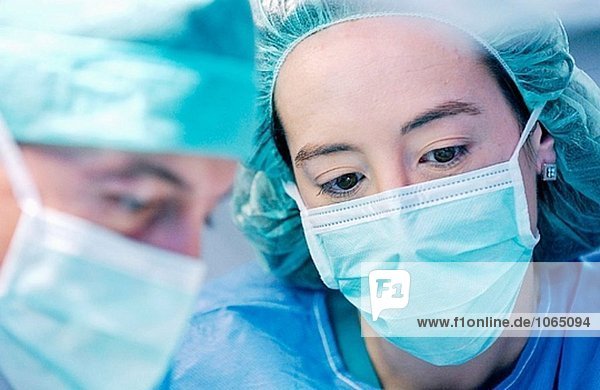 Chirurgen in HNO-Heilkunde OP-Saal des Krankenhauses
