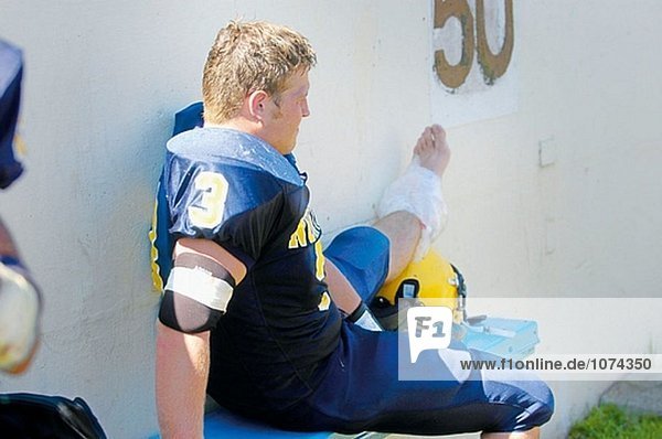 Fußballspieler mit Verletzten Fuß während des Spiels