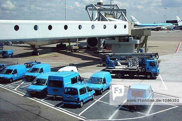 Finger und Service vans in Amsterdam Schipol Airport. Holland
