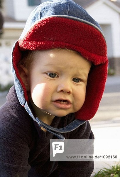 Porträt von Baby in red hooded Jacke