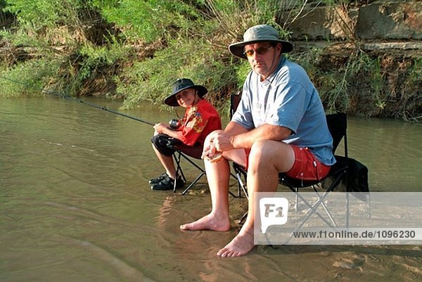 Vater und Sohn Fischen des Green River in Utah  USA