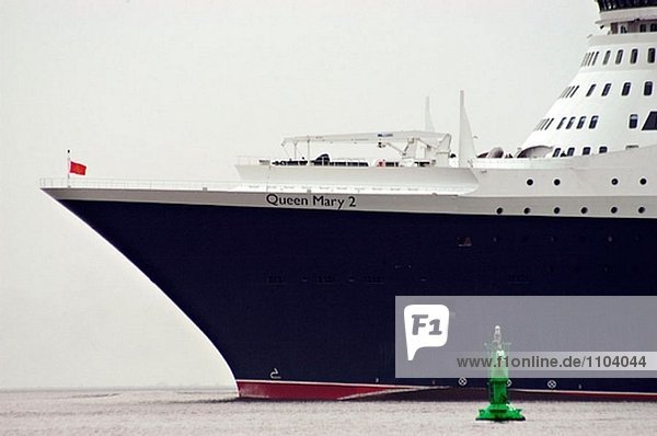 Queen Sie Mary 2 an der Elbe Abfahrt Hamburg. Deutschland