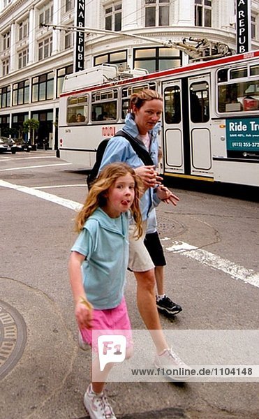 Mutter und Tochter Kreuzung Street. San Francisco  Kalifornien. USA.