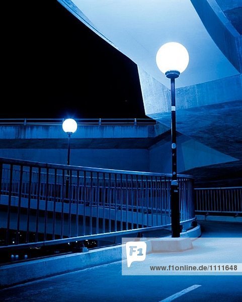 Straßen-Lichter auf der Overhead Überführung in der Nacht