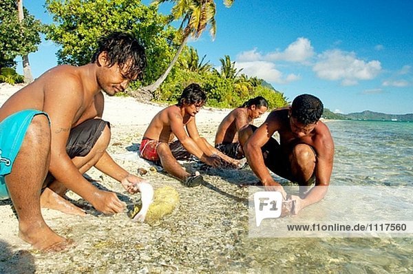 Jungen lokalen Undermarine Fischer und seine Catch. Bora-Bora Island. Französisch-Polynesien. South pacific