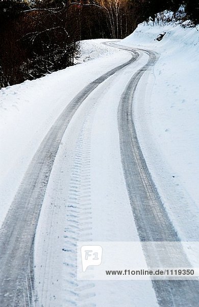 Eine Straße mit Eis und Schnee. Cerain,  Bizkaia,  Baskenland.