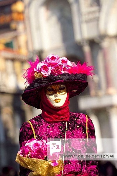 Italien. Venedig. St Mark´s Platz. Karneval. Traditionellen Karneval Kostüm