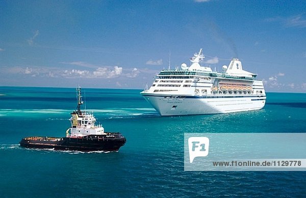 Ein Schlepper mit dem Royal Karibik Kreuzfahrtschiff der Nordic Empress in der Nähe der Naval Werften in Bermuda-Inseln.