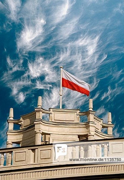 Polen  Warschau  Parlament (Sejm) und polnischer Flagge  das Parlament Tradition in Polen stammt aus dem 1453