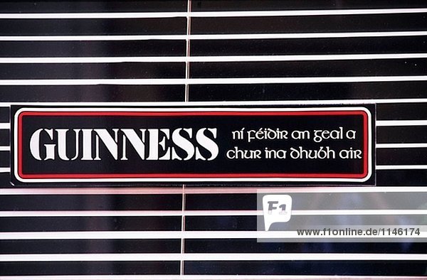 Eire  County Cork. Guinness Zeichen auf ein irish Pub-Fenster