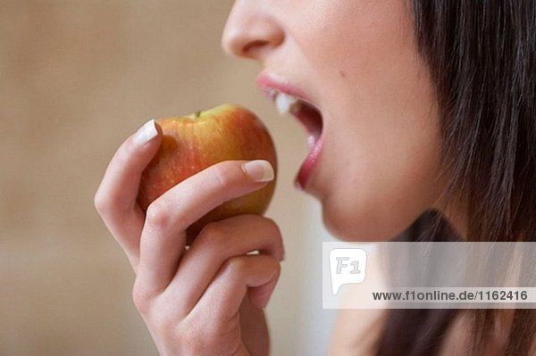 close up Frau zu in in Apfel beißend