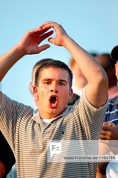 jungen weißen Mann am Prediger Rick Gage seines Ministeriums Atlanta und sein  die Menschen bei der Veranstaltung in ein Fußballstadion in GA speichern