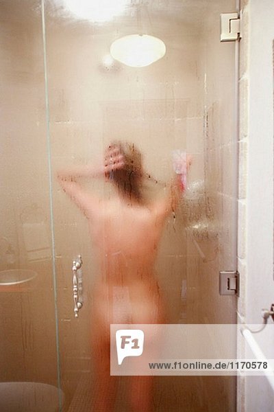 Frau unter der dusche
