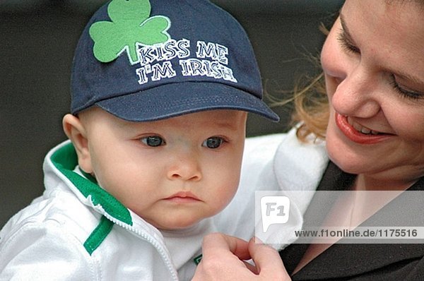 männliches Baby mit irischen grün hustet auf Klee St. Saint Patricks Day in Atlanta