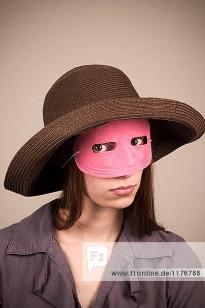 Junge Frau  tragen einen Hut und Pink Mask  posieren