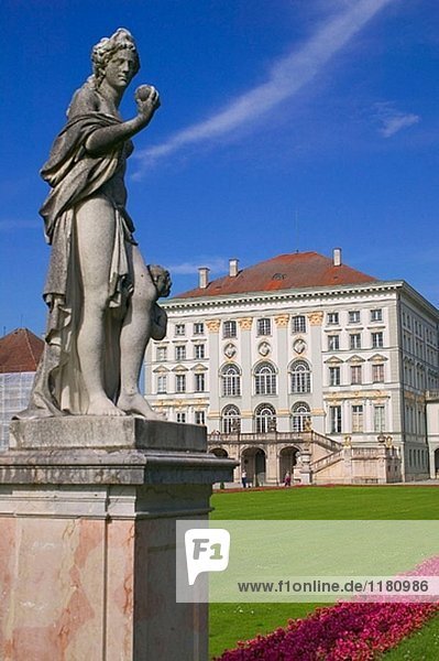 Statue vor ´Nymphenburg´ Schloss. München. Bayern. Deutschland.