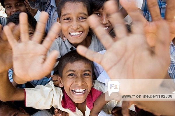 Glücklichen Kinder wegen der humanitären Hilfe. Sri Lanka.