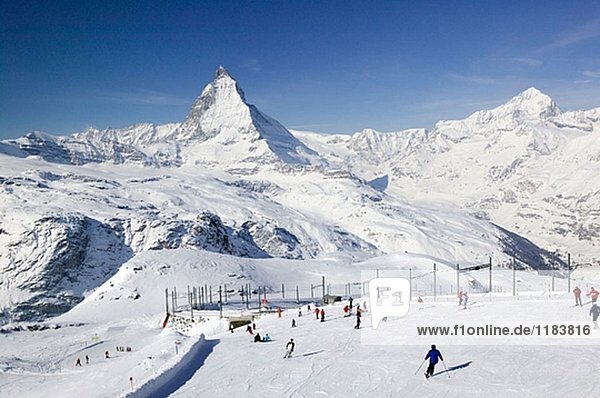 Skifahrer mit Matterhorn / Winter. Gornergrat Berg (el.3089 m). Zermatt. Wallis-Wallis. Schweiz.