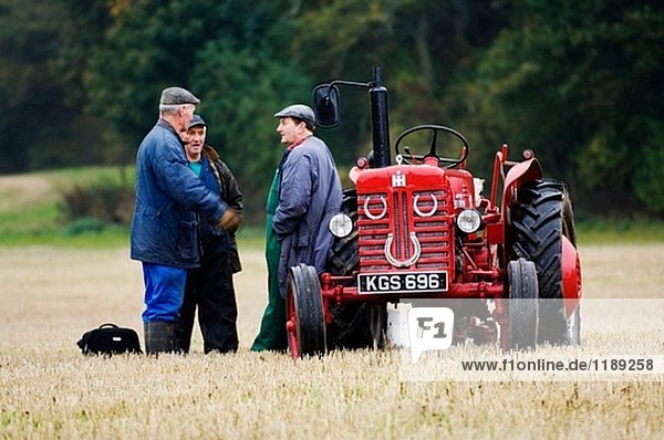 Eine alte Traktor Ferguson und drei Bauern an einem Tag Herbst vor dem Start Pflügen