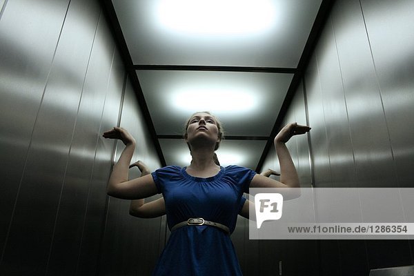 Junge Frau posiert in Aufzug