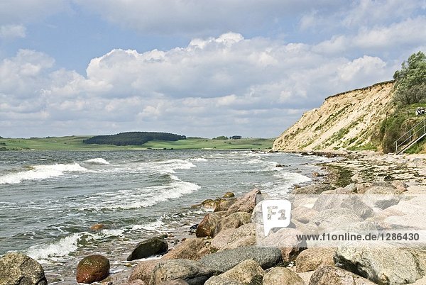 Felsen an der Küste unter bewölkten Himmel  Moenchgut  Insel Rügen  Mecklenburg-Vorpommern  Deutschland