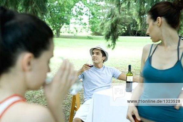Familie beim Essen im Freien  Konzentration auf den Mann beim Weintrinken
