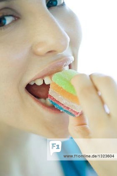 Frau isst Süßigkeiten  Nahaufnahme des Gesichts